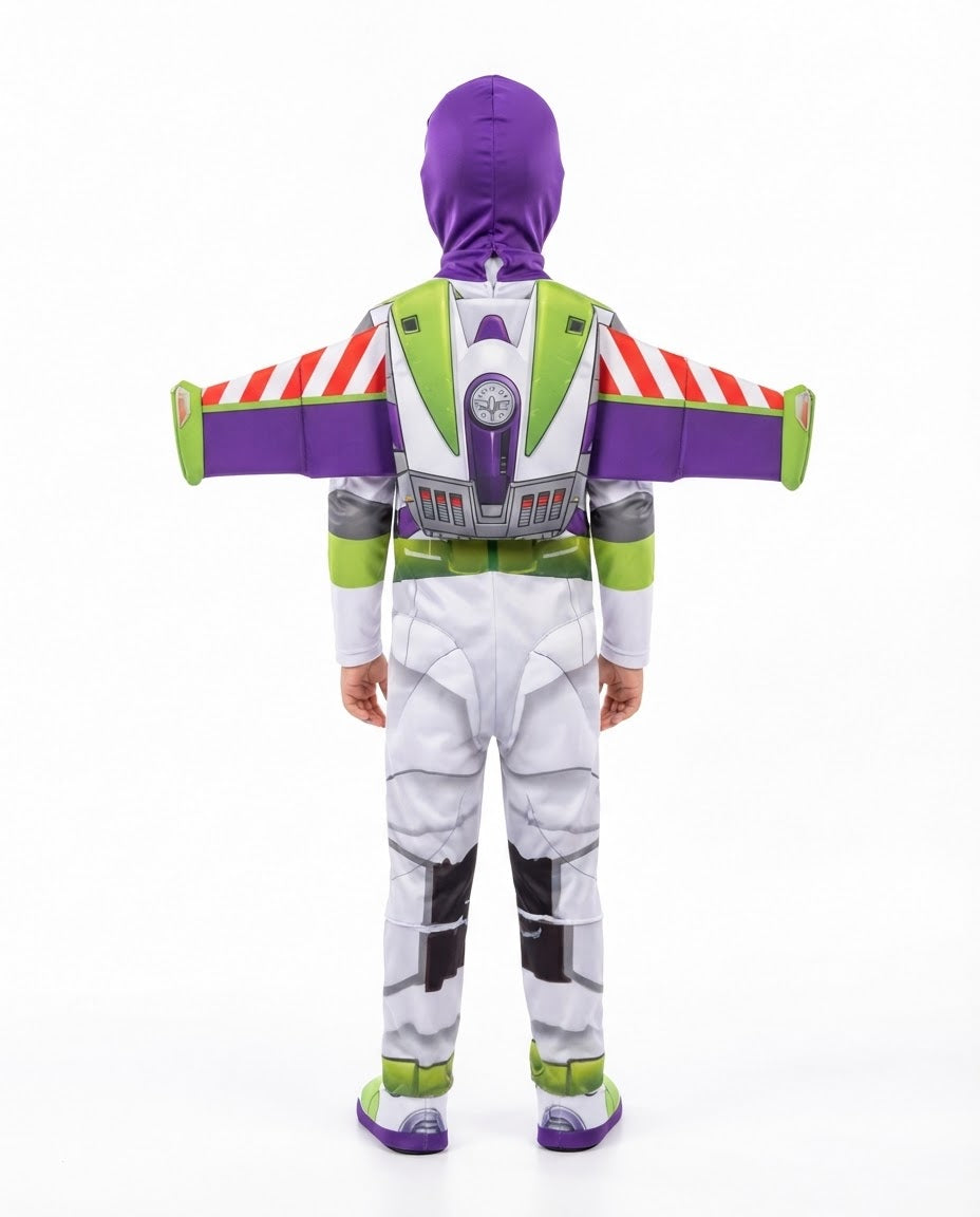 Niño posando con el disfraz de Buzz Lightyear